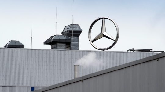Na archívnej snímke z 15. júla 2020 logo nemeckej automobilky Mercedes-Benz v meste Ludwigsfelde.