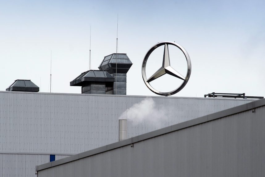 Na archívnej snímke z 15. júla 2020 logo nemeckej automobilky Mercedes-Benz v meste Ludwigsfelde.