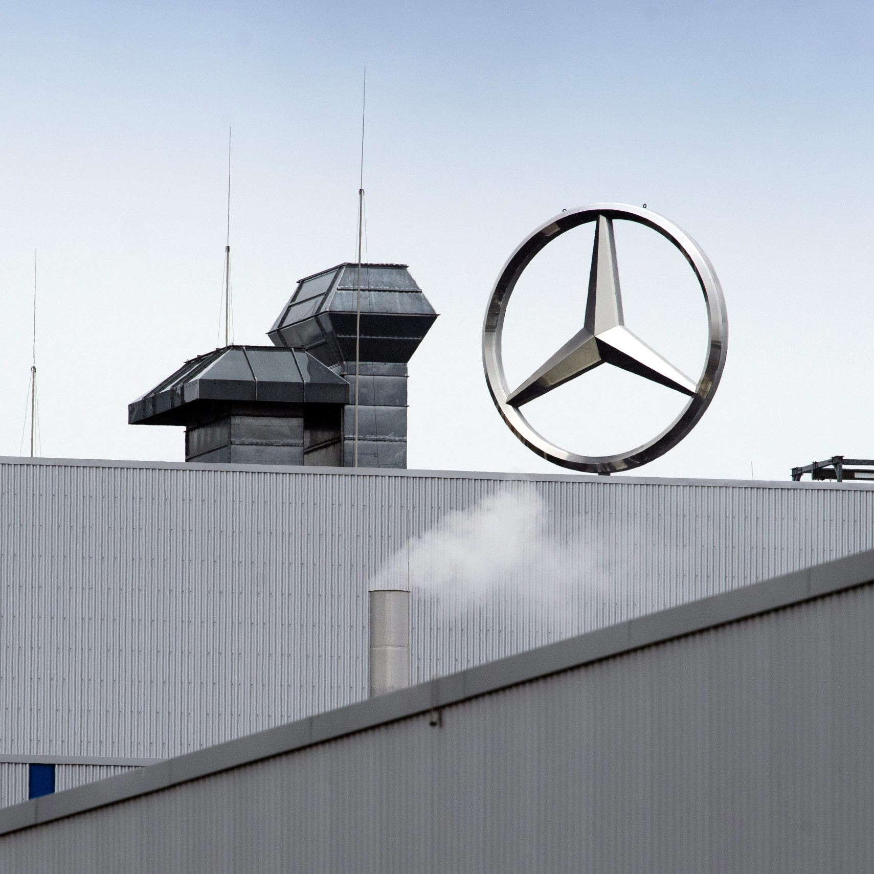 Na archívnej snímke z 15. júla 2020 logo nemeckej automobilky Mercedes-Benz v meste Ludwigsfelde.