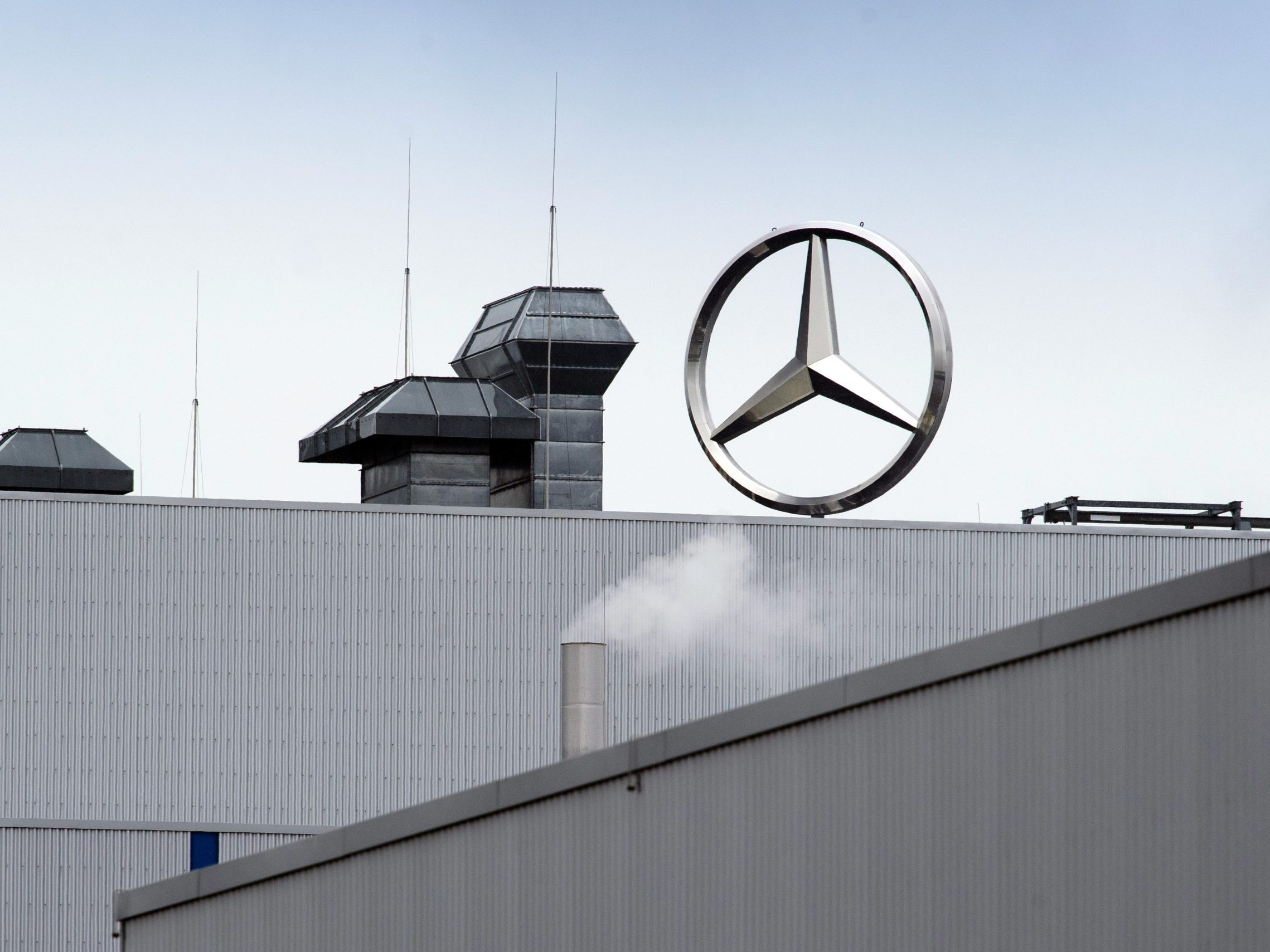 Na archívnej snímke z 15. júla 2020 logo nemeckej automobilky Mercedes-Benz v meste Ludwigsfelde.