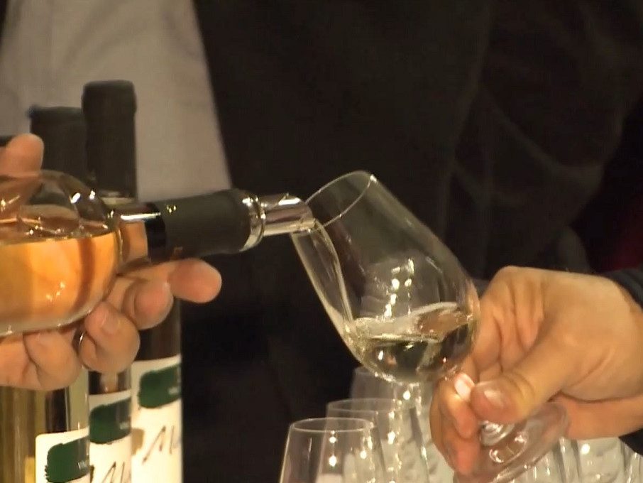 ruka nalieva víno do pohára