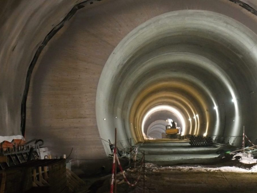 Práce v diaľničnom tuneli Višňové sa posúvajú do predfinálnej etapy. Ukončili betonáž oboch rúr