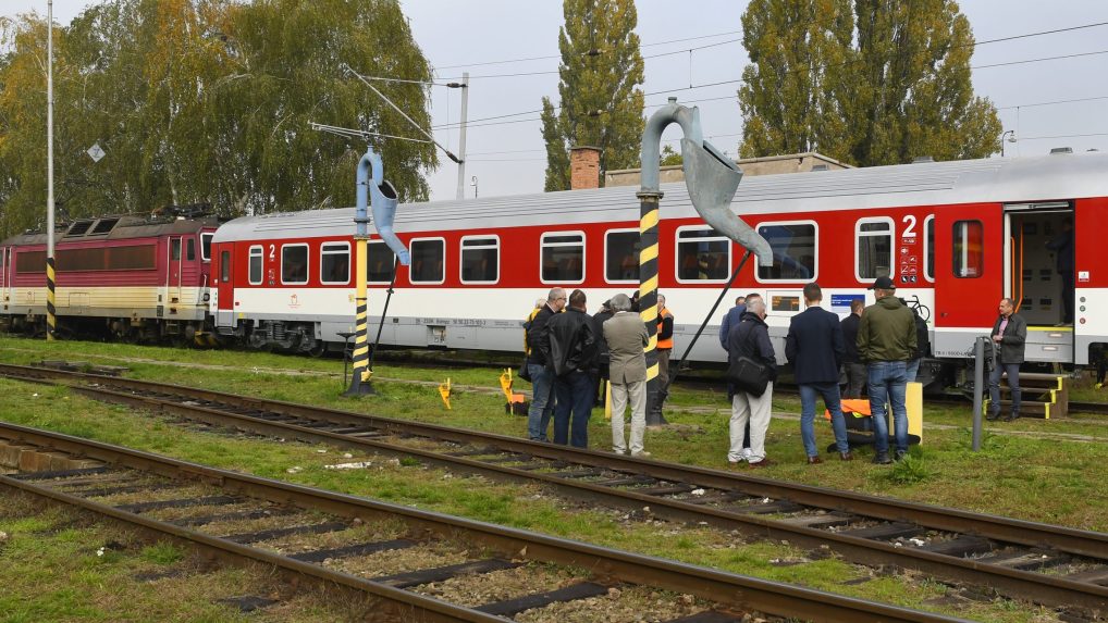 Na snímke ľudia nastupujú do vlaku.