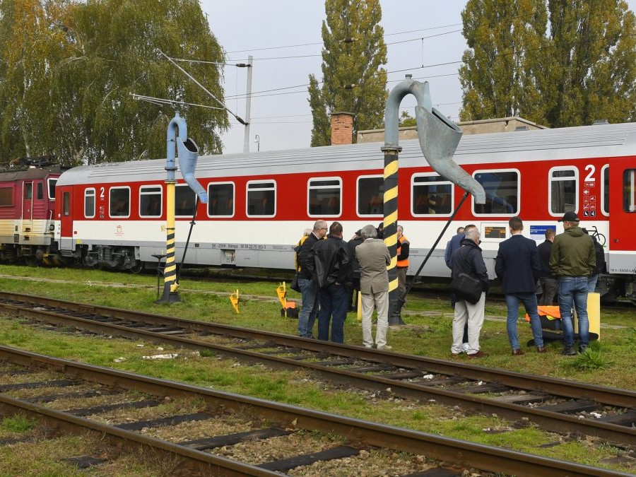 Na snímke ľudia nastupujú do vlaku.