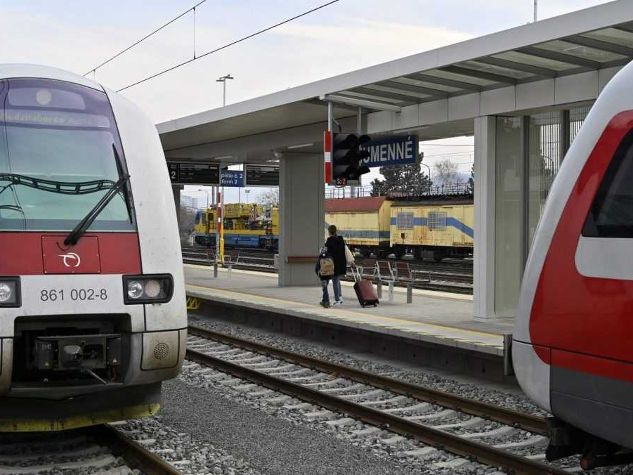 Na ilustračnej snímke vlaky na železničnej stanici v Humennom.