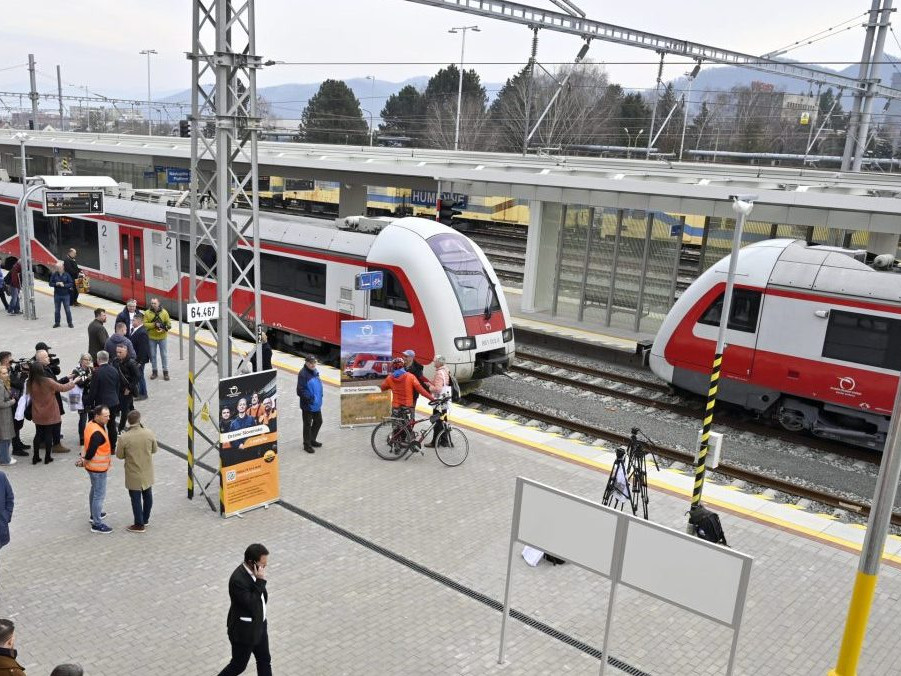 Na ilustračnej snímke železničná stanica v Humennom.