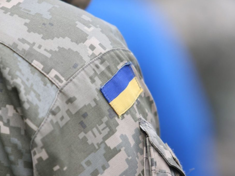 Na ilustračnej snímke ukrajinská vlajka na vojenskej uniforme.