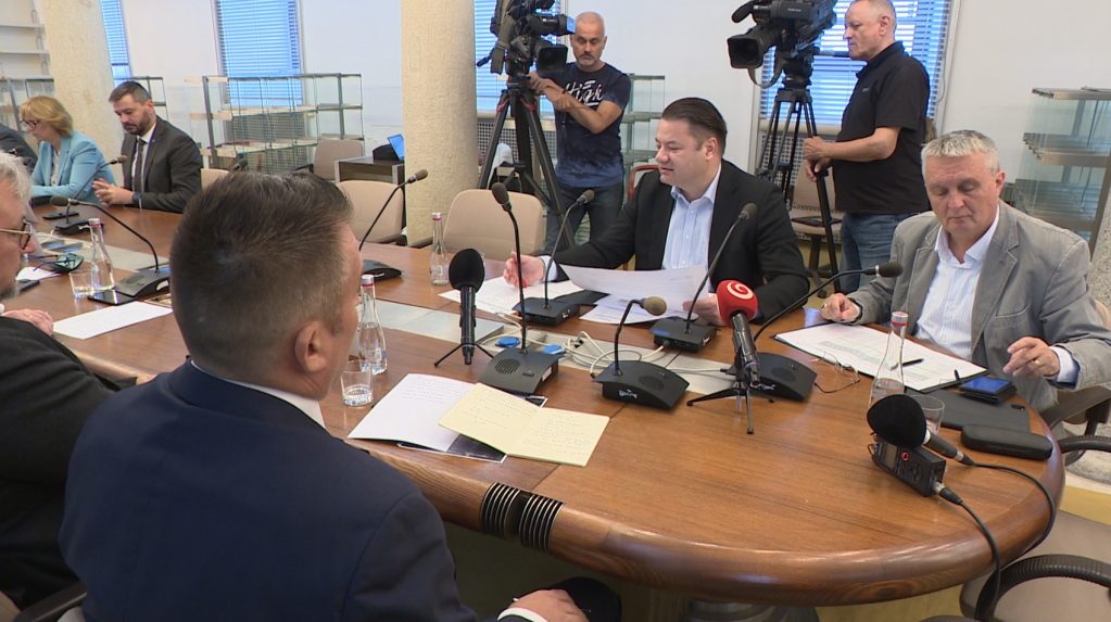 Mimoriadny parlamentný výbor, ktorý mal rokovať o peniazoch pre regióny, neotvorili. Koaliční poslanci sa nedostavili