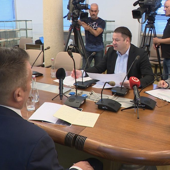 Mimoriadny parlamentný výbor, ktorý mal rokovať o peniazoch pre regióny, neotvorili. Koaliční poslanci sa nedostavili