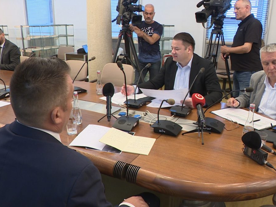 Mimoriadny parlamentný výbor, ktorý mal rokovať o peniazoch pre regióny, neotvorili. Koaliční poslanci sa nedostavili