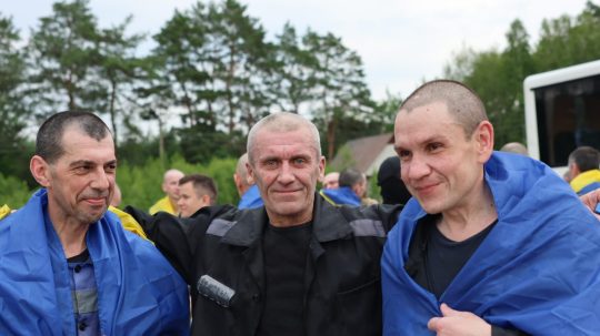 Fotografia prepustených vojakov zavinutých v ukrajinskej vlajke.