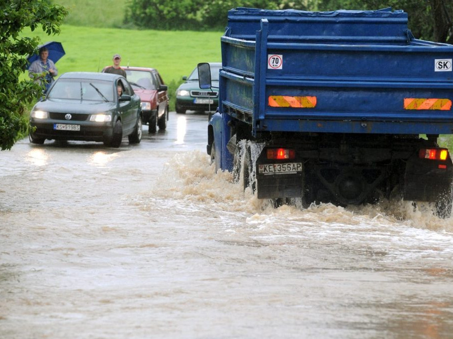 Na snímke zaplavená cesta z Košíc do obce Vyšná Myšľa v okrese Košice - okolie.