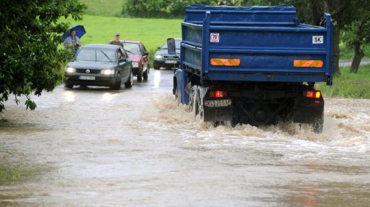 Na snímke zaplavená cesta z Košíc do obce Vyšná Myšľa v okrese Košice - okolie.