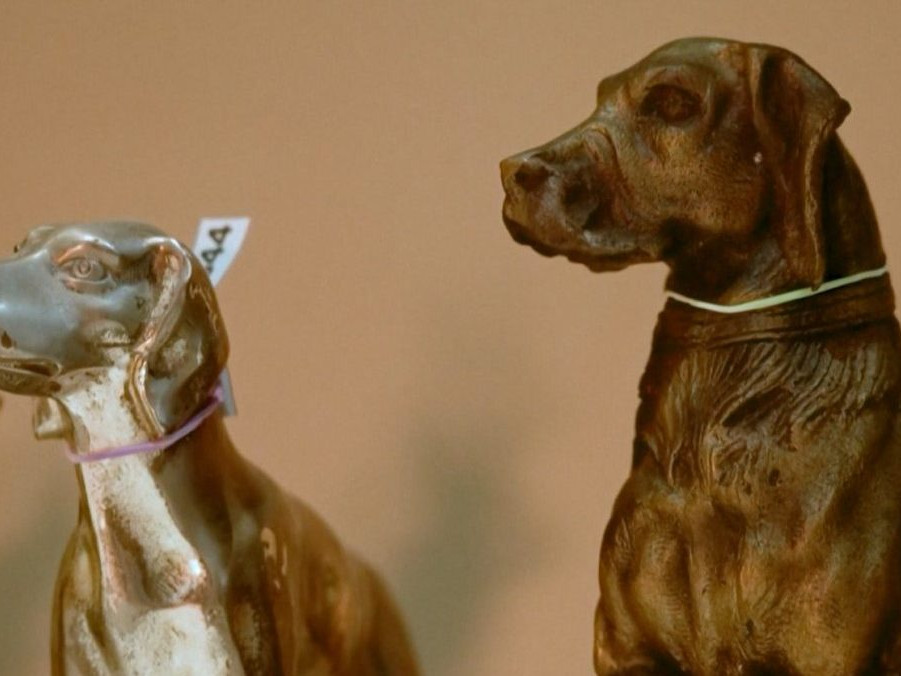 Na snímke figuríny psa zo zbierky Maria Gavarra.