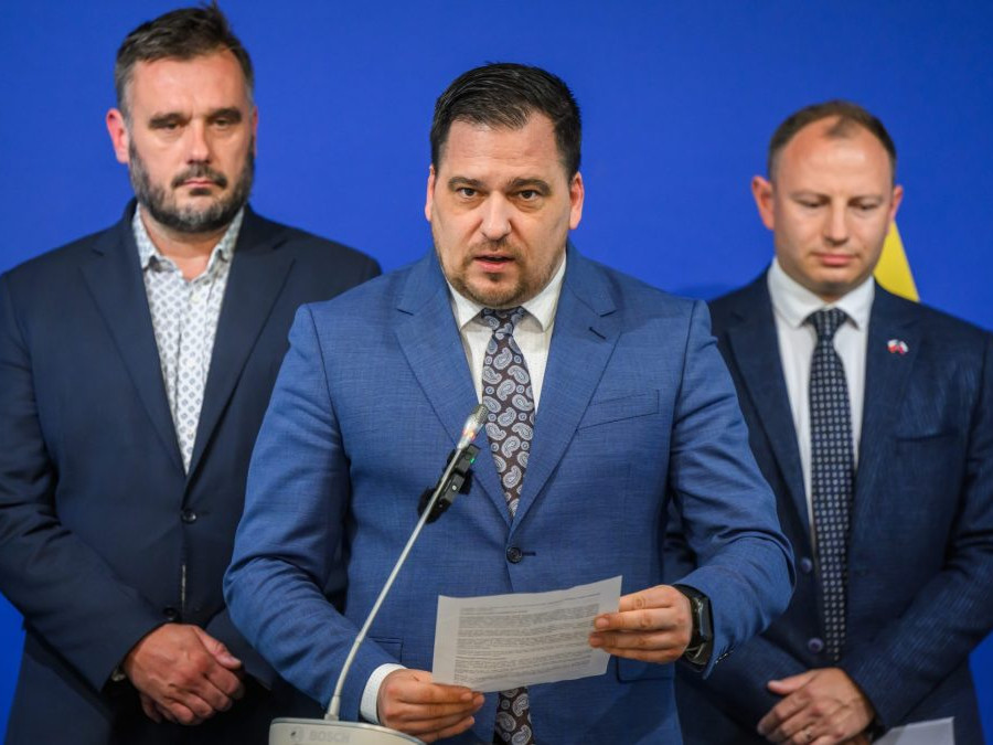 Na snímke sprava člen delegácie a europoslanec Ondřej Knotek, vedúci delegácie a europoslanec Tomáš Zdechovský a člen delegácie a europoslanec Michal Wiezik počas tlačovej konferencie Výboru Európskeho parlament.