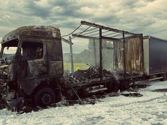 Na snímke kostra zhoreného kamiónu na D2.