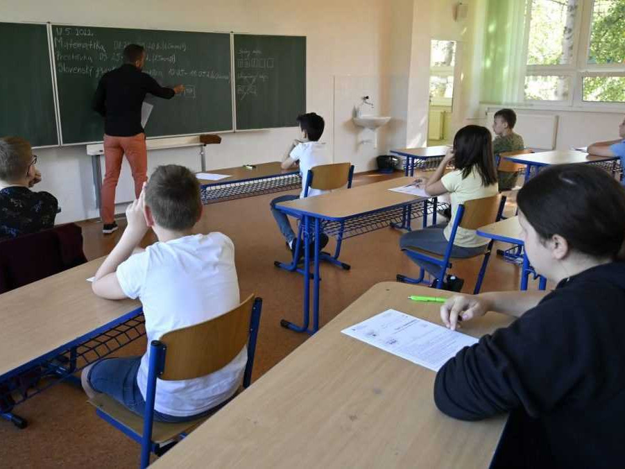 Na ilustračnej snímke žiaci v triede počas vyučovania.