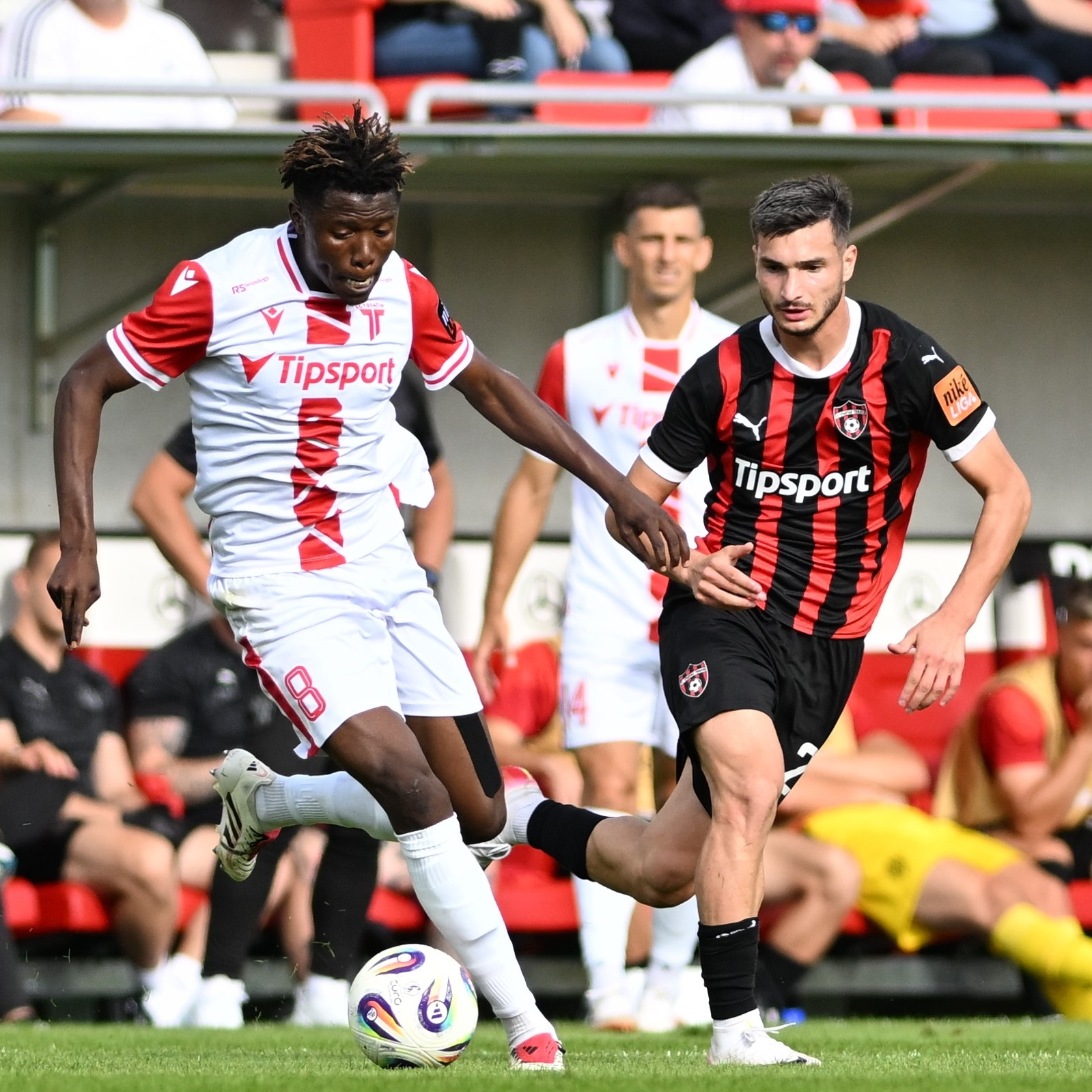 Hráč Trenčína Mustafa Yakubu a hráč Trnavy Giorgi Moistsrapishvili počas zápasu 2. kola Niké ligy.