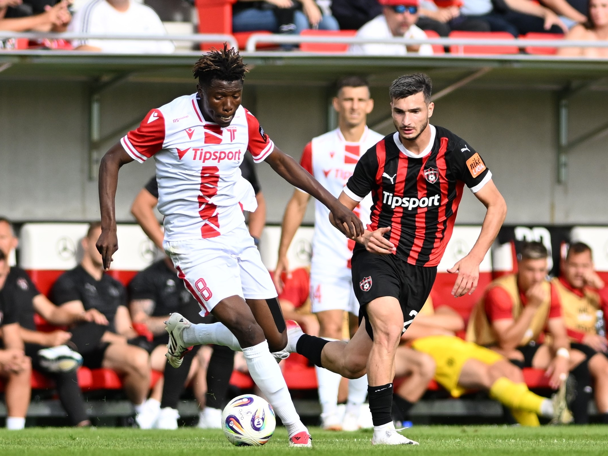 Hráč Trenčína Mustafa Yakubu a hráč Trnavy Giorgi Moistsrapishvili počas zápasu 2. kola Niké ligy.