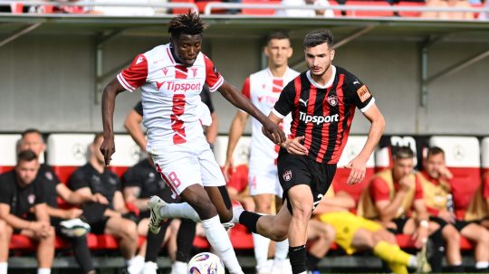 Hráč Trenčína Mustafa Yakubu a hráč Trnavy Giorgi Moistsrapishvili počas zápasu 2. kola Niké ligy.