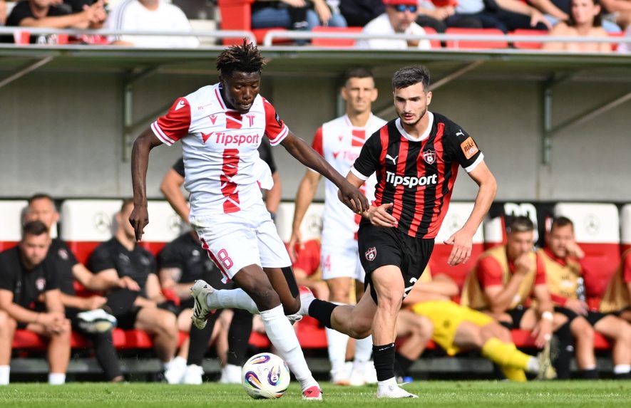 Hráč Trenčína Mustafa Yakubu a hráč Trnavy Giorgi Moistsrapishvili počas zápasu 2. kola Niké ligy.