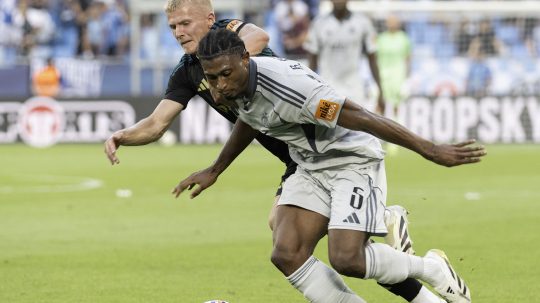 Hráč Slovana Rahim Ibrahim a hráč Skalice Lukáš Šimko