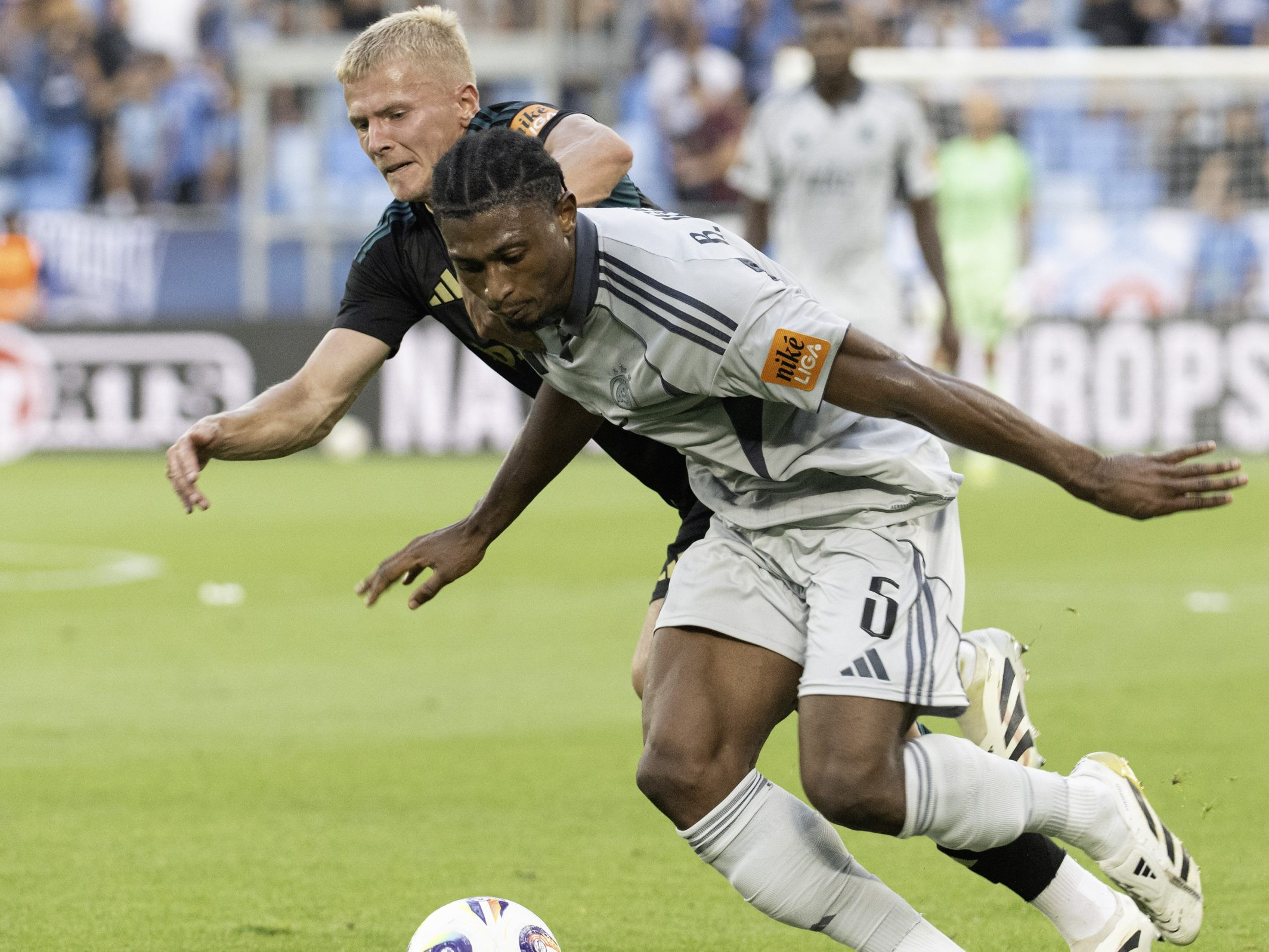 Hráč Slovana Rahim Ibrahim a hráč Skalice Lukáš Šimko