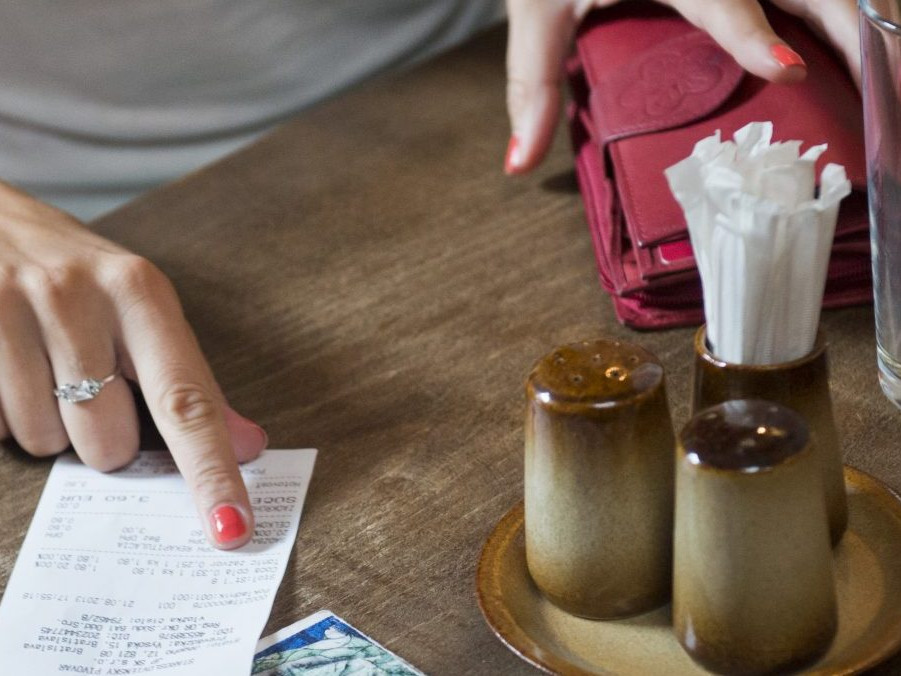 Zákazníčka si prezerá pokladničný blok.