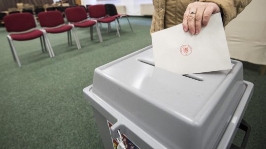 Volička vhadzuje svoj hlas do volebnej urny.