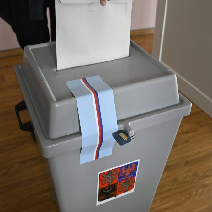 volička vhadzuje hlasovací lístok do volebnej urny vo voľbách do Poslaneckej snemovne ČR