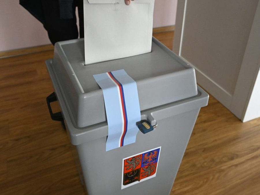 volička vhadzuje hlasovací lístok do volebnej urny vo voľbách do Poslaneckej snemovne ČR