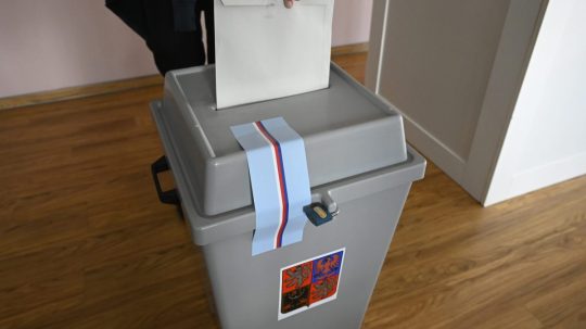 volička vhadzuje hlasovací lístok do volebnej urny vo voľbách do Poslaneckej snemovne ČR