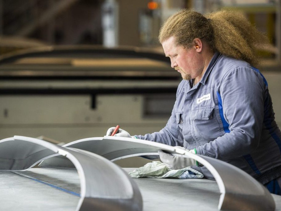 Kontrola kvality vylisovaných dielov v závode Volkswagen Slovakia.