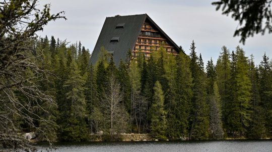 Na snímke Wellness Hotel Patria zo Štrbského plesa vo Vysokých Tatrách.