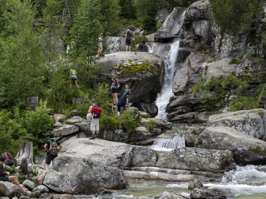 Na snímke tursiti pri potoku vo Vysokých Tatrách.