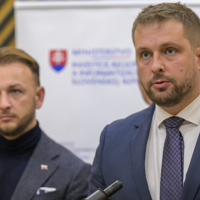 Sprava minister zdravotníctva Kamil Šaško a minister vnútra Matúš Šutaj Eštok.