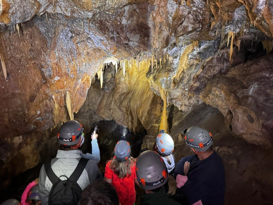 Na snímke návštevníci v Malužinskej jaskyni.
