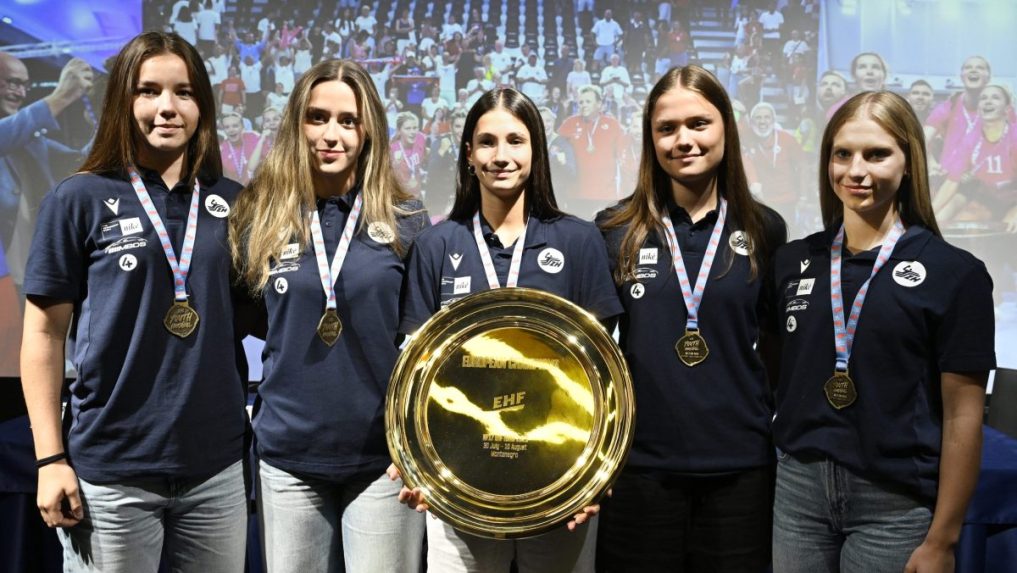 slovenské hádzanárky do 17 rokov s trofejou majstrovstiev Európy