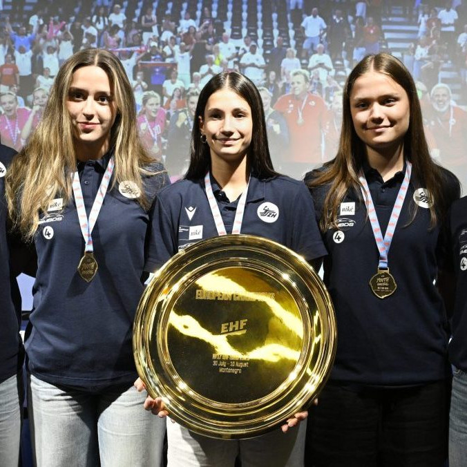 slovenské hádzanárky do 17 rokov s trofejou majstrovstiev Európy