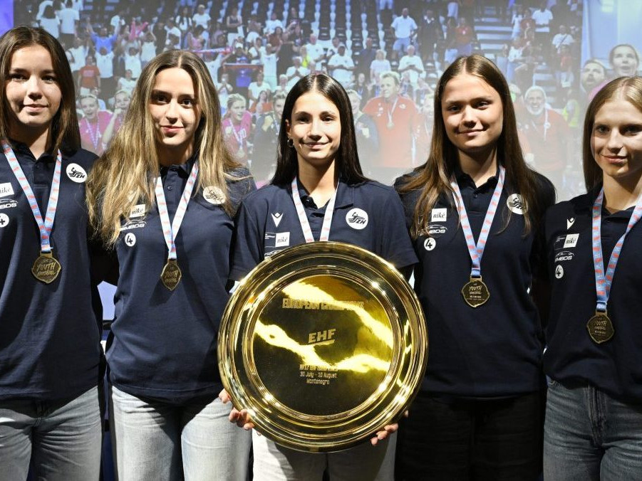 slovenské hádzanárky do 17 rokov s trofejou majstrovstiev Európy