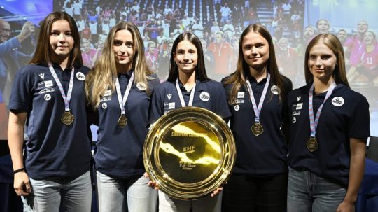 slovenské hádzanárky do 17 rokov s trofejou majstrovstiev Európy