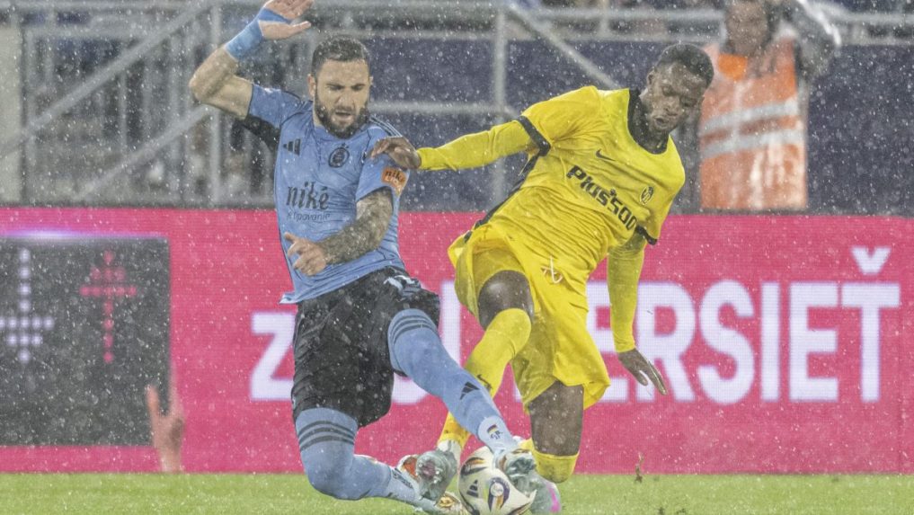 Futbalisti Slovana a Bernu bojujú o loptu