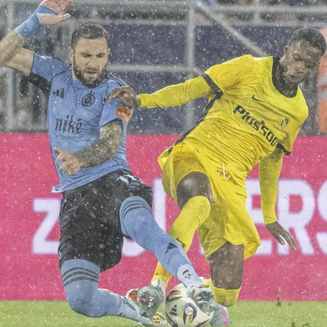 Futbalisti Slovana a Bernu bojujú o loptu