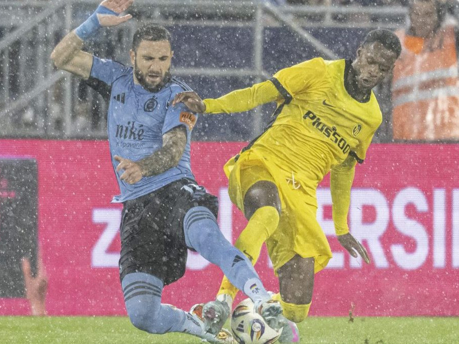 Futbalisti Slovana a Bernu bojujú o loptu