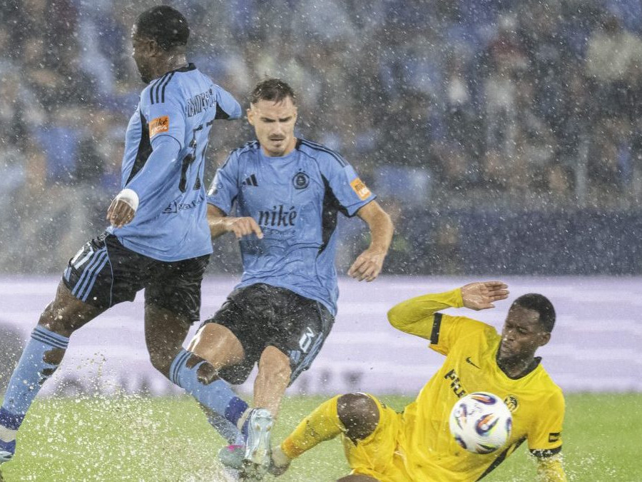 Hráči Slovana Sandro Cruz a Peter Pokorný bojujú o loptu.