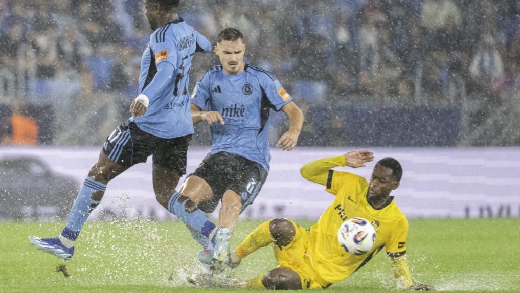 Zľava hráči Slovana Sandro Cruz a Peter Pokorný a hráč YB Bern Edmilson Fernandes.