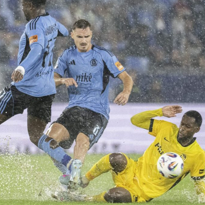 Zľava hráči Slovana Sandro Cruz a Peter Pokorný a hráč YB Bern Edmilson Fernandes.