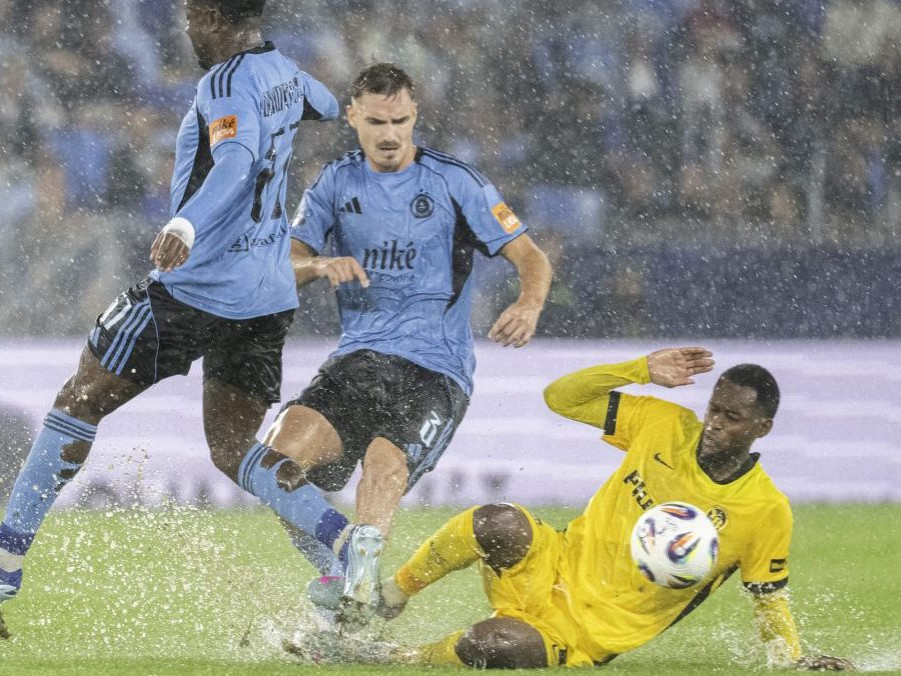 Zľava hráči Slovana Sandro Cruz a Peter Pokorný a hráč YB Bern Edmilson Fernandes.