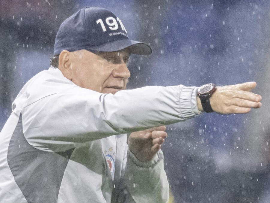 Tréner futbalistov Slovana Vladimír Weiss st..