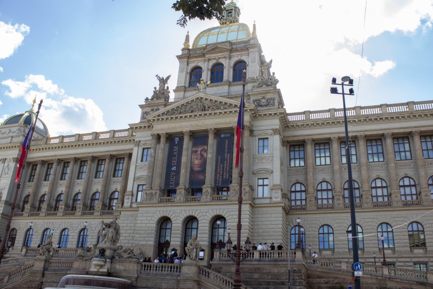 Na snÃƒÂ­mke historickÃƒÂ¡ budova NÃƒÂ¡rodnÃƒÂ©ho mÃƒÂºzea v Prahe s upÃƒÂºtavkou na novÃƒÂº expozÃƒÂ­ciu.